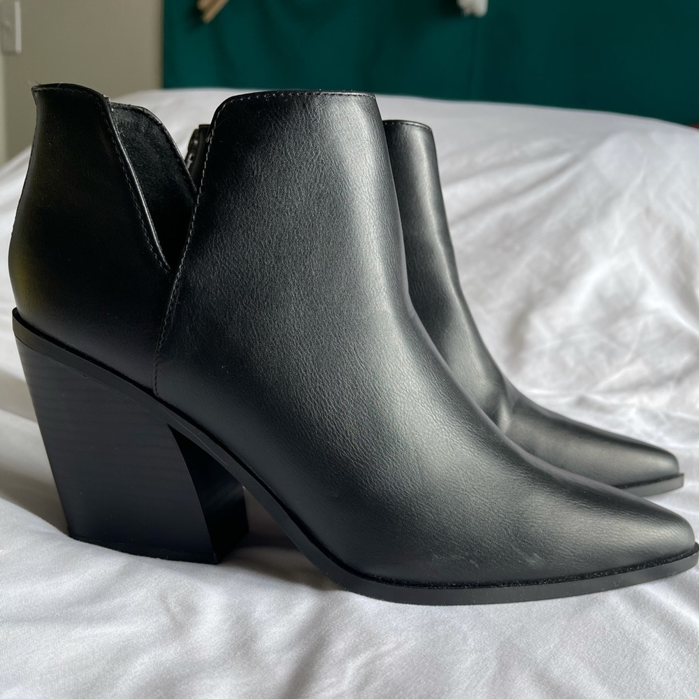 Black pointed toe Soda ankle booties / boots 3.5” block heel size 10